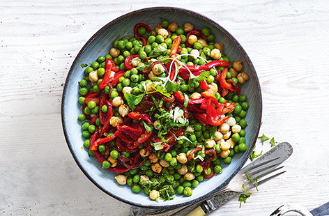 Stir-fried peas with smoky peppers