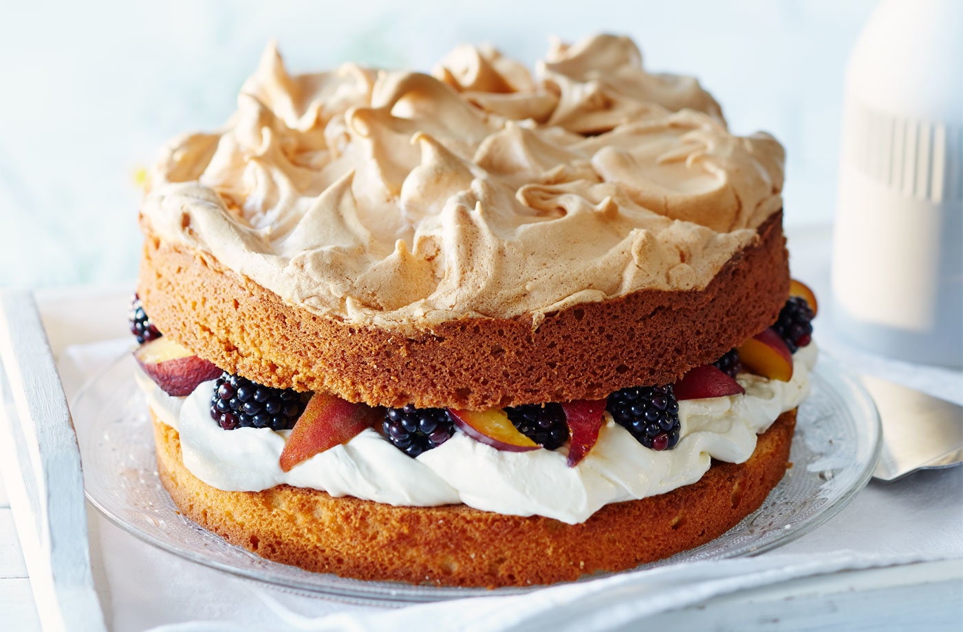 Peach and blackberry meringue crown cake