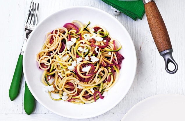 Courgetti and spaghetti with goat's cheese