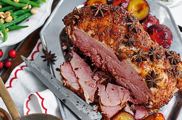 Glazed ham with roasted plums and green beans