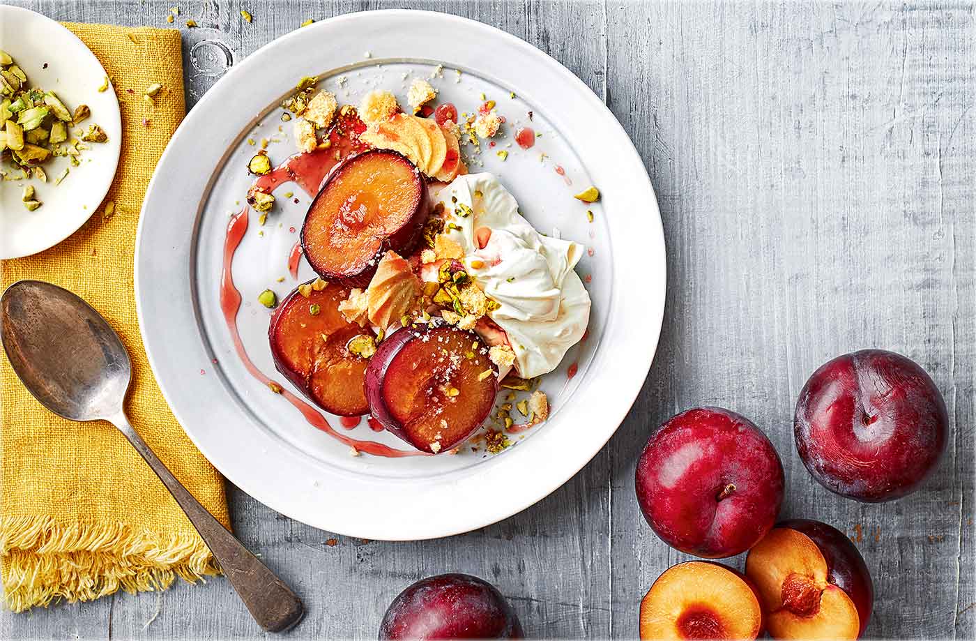 Honey-baked plums with mascarpone