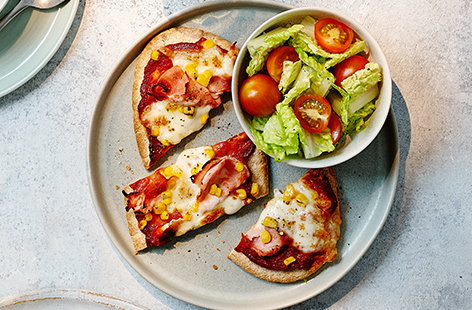 Image of "Ham and sweetcorn pitta pizzas"