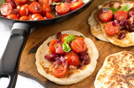 Image of "Flatbreads with tomato topping"