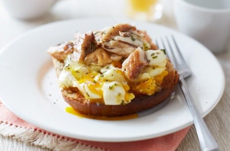 Wholemeal toast with rosemary eggs and mackerel