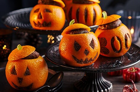 Image of "Jack-o'-lantern chocolate orange cakes"