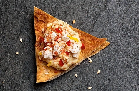 Image of "Crispy pitta triangles with houmous"