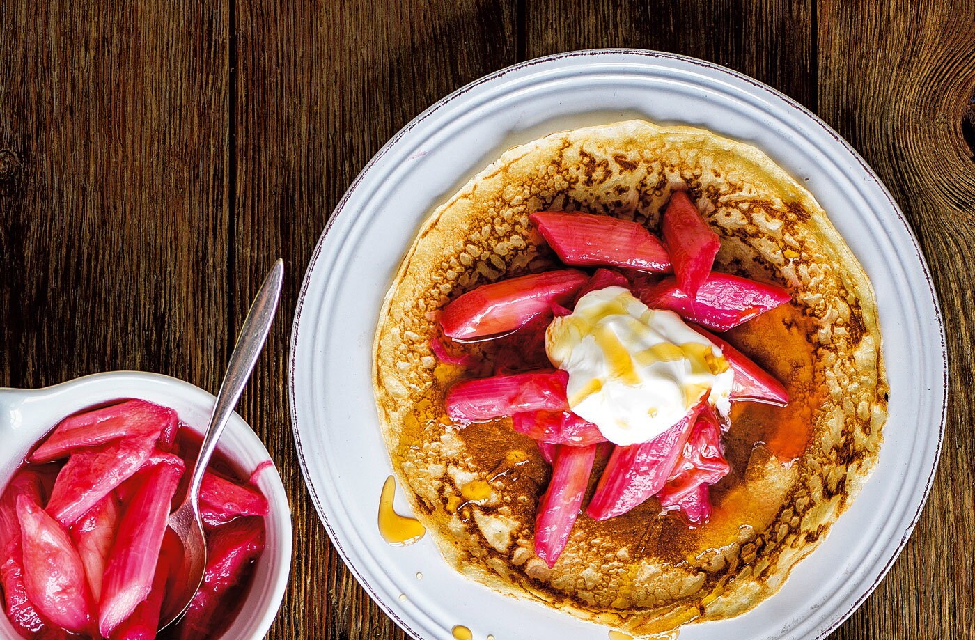 Stewed rhubarb with soured cream and maple syrup