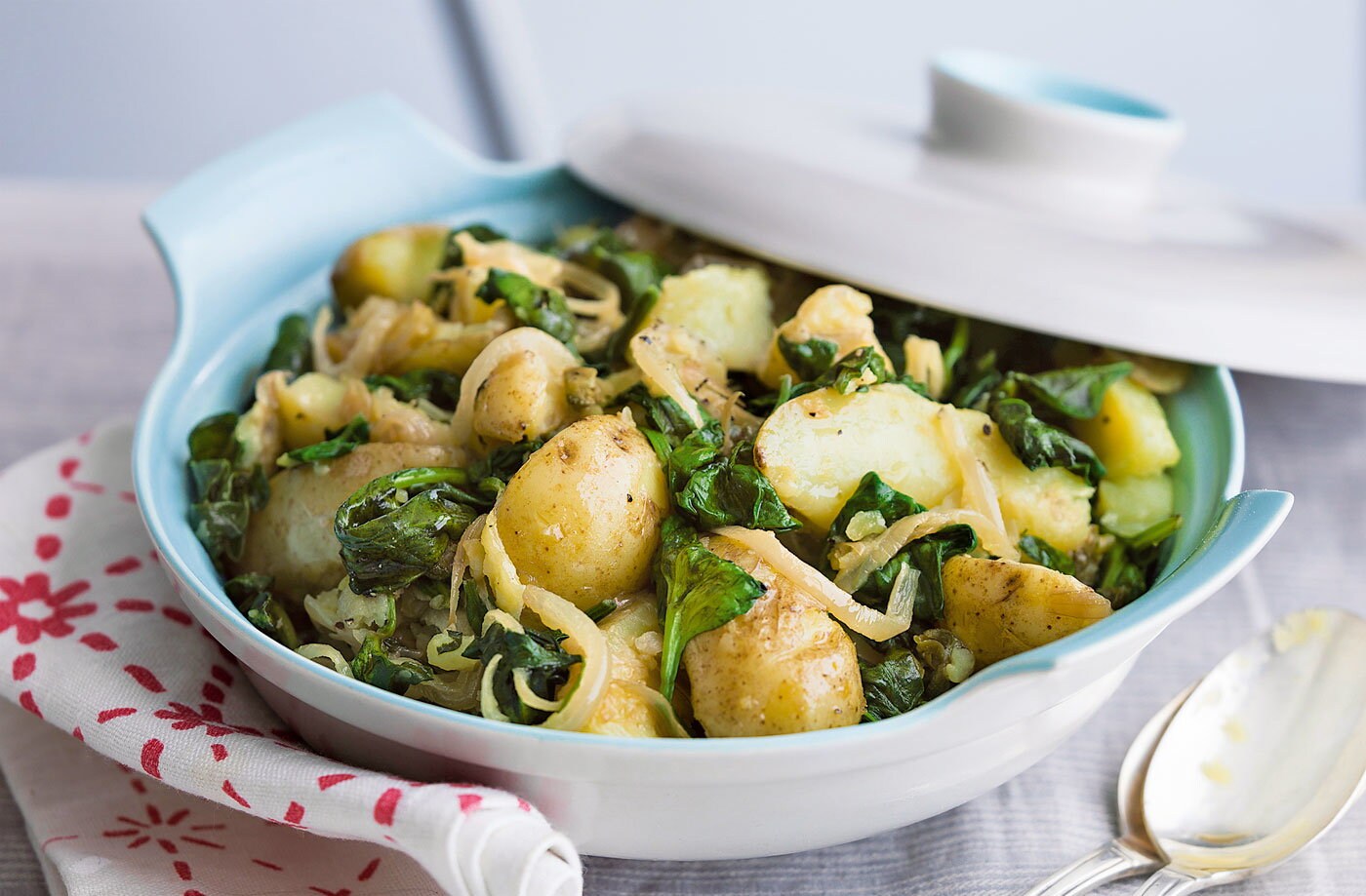 Crushed potatoes with spinach and capers