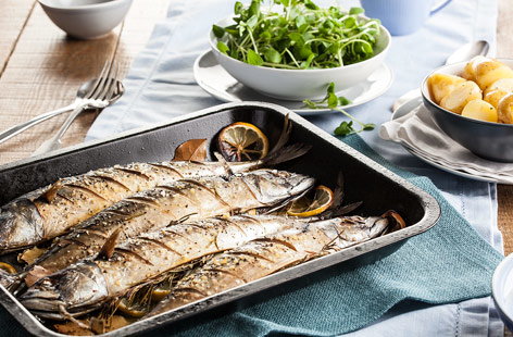Image of "Roast mackerel with bay leaves and lemon"