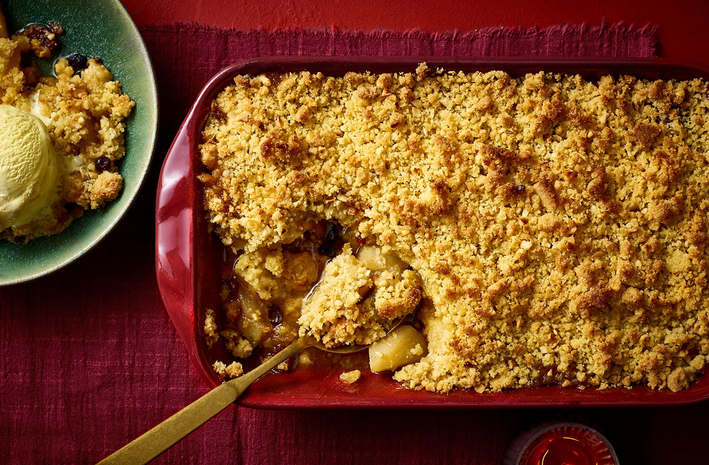 Tinned pear and mincemeat crumble