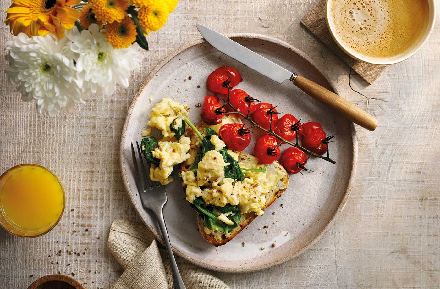 Green scrambled eggs with roasted tomatoes