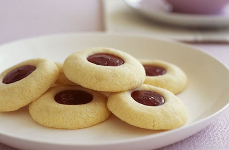 Image of "Shortbread cookies with strawberry jam filling"