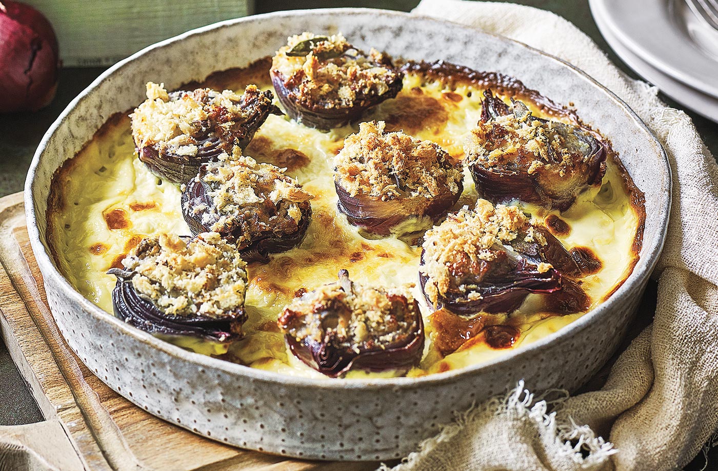 Baked onions with cream, garlic and anchovies