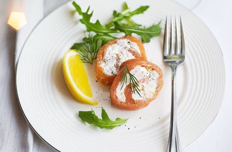 Image of "Smoked salmon roll with lemon, dill and prawns"