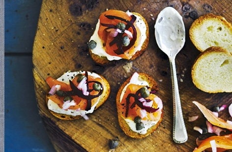 Image of "Smoked salmon tartare on toasts"