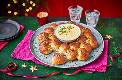 Image of "Cheese and beer dip with dough ball wreath"