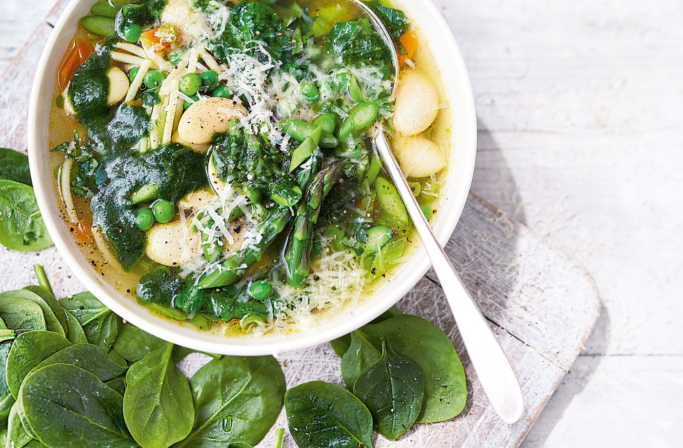 Green minestrone with spinach sauce