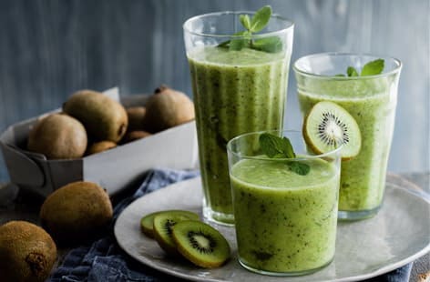 Image of "Kiwi, mint and pineapple smoothies"