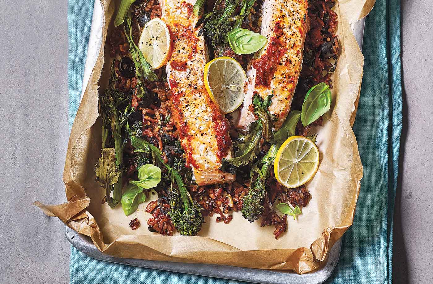 Salmon parcels with wild rice, pesto and broccoli